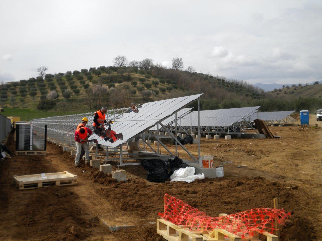 montaggio pannelli Campo fotovoltaico ad Altomonte