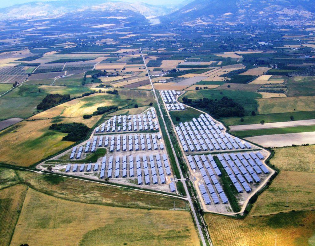 foto aerea Campo fotovoltaico su serra realizzato a Cassano allo Ionio